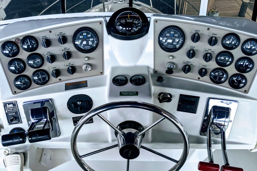 2000 Carver 356 Aft Cabin Motor Yacht